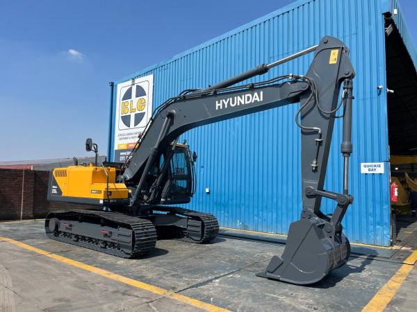 HYUNDAI R215LX (HYNDE6M4AE0061590)